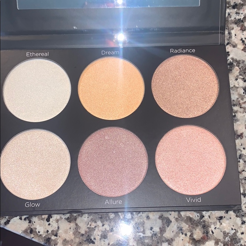 BNIB BH Cosmetics Spotlight Highlight palette 🎉😱